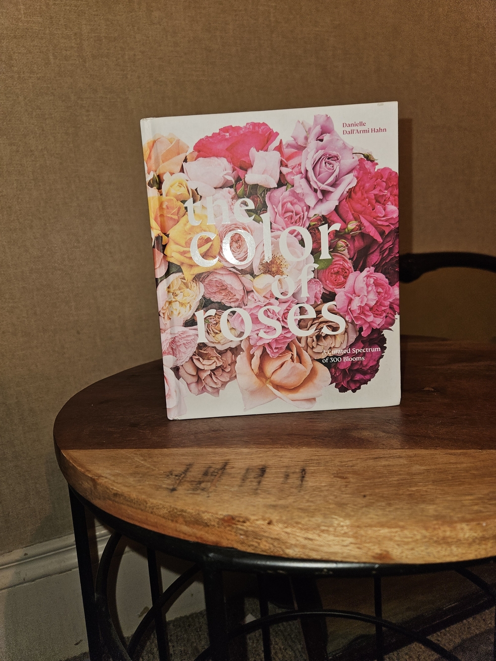 The Color of Roses: A Curated Spectrum of 300 Blooms
Danielle Dall'Armi Hahn
,